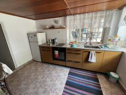 Къща с 3 спални и двор 1400 кв.м. за продажба близо до Казанлък