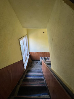 Етаж от къща с двор за продажба в Казанлък – 92 кв.м., изба 47 кв.м.