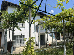 Къща с 3 спални и двор 1400 кв.м. за продажба близо до Казанлък