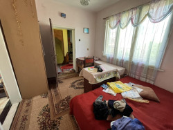Етаж от къща с двор за продажба в Казанлък – 92 кв.м., изба 47 кв.м.