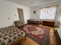 Къща с 3 спални и двор 1400 кв.м. за продажба близо до Казанлък