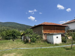 Къща с 3 спални и двор 1400 кв.м. за продажба близо до Казанлък