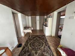 Къща с 3 спални и двор 1400 кв.м. за продажба близо до Казанлък