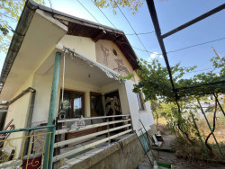 Къща с просторен двор в местност Старите лозя, Казанлък