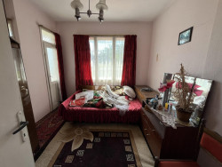 Етаж от къща с двор за продажба в Казанлък – 92 кв.м., изба 47 кв.м.