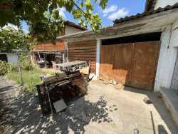 Къща с 3 спални и двор 1400 кв.м. за продажба близо до Казанлък