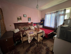 Къща с просторен двор в местност Старите лозя, Казанлък