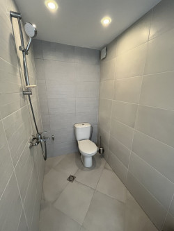 Къща с 3 спални и двор 1400 кв.м. за продажба близо до Казанлък