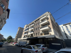 Обзаведен тристаен апартамент 100 кв.м. с гараж до Виенската сладкарница, Казанлък