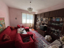 Етаж от къща с двор за продажба в Казанлък – 92 кв.м., изба 47 кв.м.