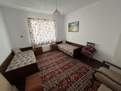 Къща с 3 спални и двор 1400 кв.м. за продажба близо до Казанлък