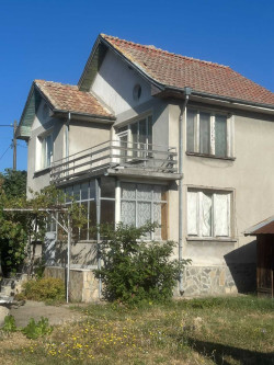 Къща с 4 спални и двор 1200 кв.м. за продажба в село Осетеново