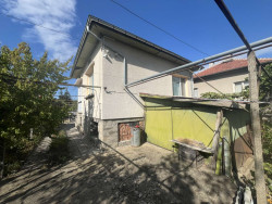 Къща с двор 432 кв.м. северно от парк „Розариум“, Казанлък