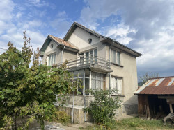 Къща с 4 спални и двор 1200 кв.м. за продажба в село Осетеново