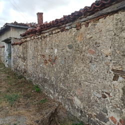 Къща в източната част на Шипка с двор от 430 м2