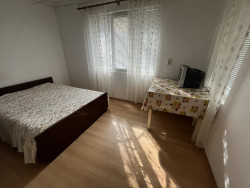Едноетажна къща с три спални, пристройка, гараж и двор 630 кв.м. в село Габарево