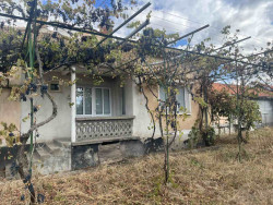 Едноетажна къща с три спални, пристройка, гараж и двор 630 кв.м. в село Габарево