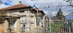 Тухлена къща с лятна кухня и голям двор в гр. Крън