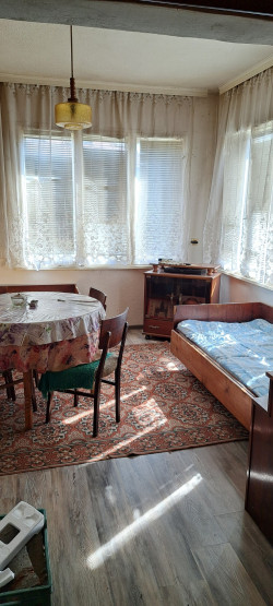 Тухлена къща с лятна кухня и голям двор в гр. Крън
