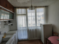 Продавам четиристаен тухлен апартамент