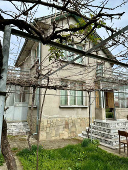 Къща с 4 спални и двор 1200 кв.м. за продажба в село Осетеново