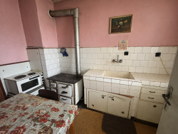 Четиристаен монолитен апартамент 100 кв.м. за продажба в район Манастира, Казанлък