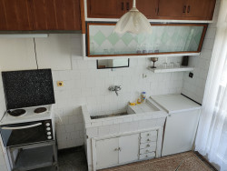 Продавам четиристаен тухлен апартамент