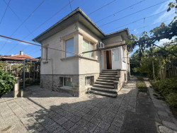 Къща с двор 432 кв.м. северно от парк „Розариум“, Казанлък