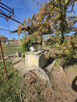 Къща с двор 1100 кв.м., лятна кухня и навес за автомобил в с. Дъбово