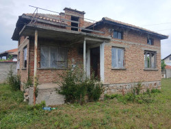 Къщата е 90м2 от общо двор 730м2