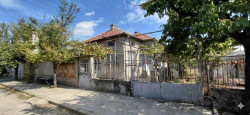 Тухлена къща с лятна кухня и голям двор в гр. Крън