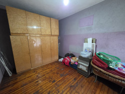 Двуетажна къща на плоча с двор 480 кв.м. и стопански постройки в гр. Шипка