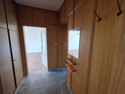 Монолитен апартамент 110 кв.м. с 35 кв.м. голям таван - тип гарсониера и възможност за гараж до училище „Георги Кирков“, Казанлък