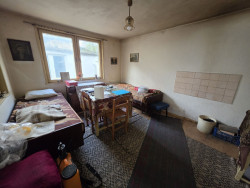 Къща с двор 800 кв.м. и гараж в гр. Павел баня