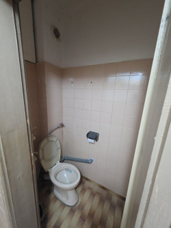 Монолитен апартамент 110 кв.м. с 35 кв.м. голям таван - тип гарсониера и възможност за гараж до училище „Георги Кирков“, Казанлък