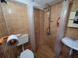 Двуетажна къща на плоча с двор 480 кв.м. и стопански постройки в гр. Шипка