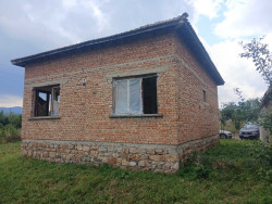 Къщата е 90м2 от общо двор 730м2