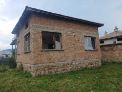 Къщата е 90м2 от общо двор 730м2