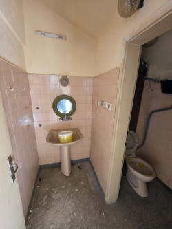 Монолитен апартамент 110 кв.м. с 35 кв.м. голям таван - тип гарсониера и възможност за гараж до училище „Георги Кирков“, Казанлък
