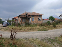 Къщата е 90м2 от общо двор 730м2