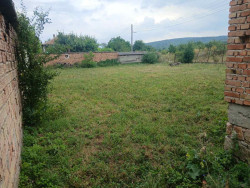 Къщата е 90м2 от общо двор 730м2