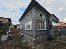 Къща с двор 800 кв.м. и гараж в гр. Павел баня