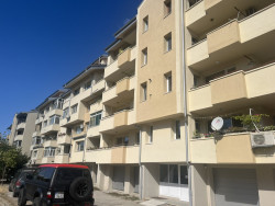 Монолитен апартамент 110 кв.м. с 35 кв.м. голям таван - тип гарсониера и възможност за гараж до училище „Георги Кирков“, Казанлък