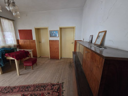 Къща с двор 800 кв.м. и гараж в гр. Павел баня