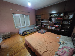 Двуетажна къща на плоча с двор 480 кв.м. и стопански постройки в гр. Шипка