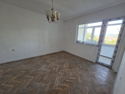 Монолитен апартамент 110 кв.м. с 35 кв.м. голям таван - тип гарсониера и възможност за гараж до училище „Георги Кирков“, Казанлък
