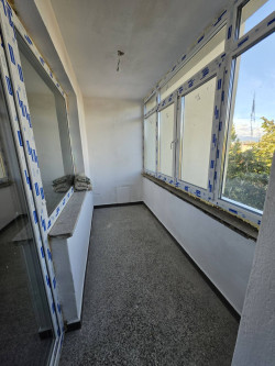 Монолитен апартамент 110 кв.м. с 35 кв.м. голям таван - тип гарсониера и възможност за гараж до училище „Георги Кирков“, Казанлък
